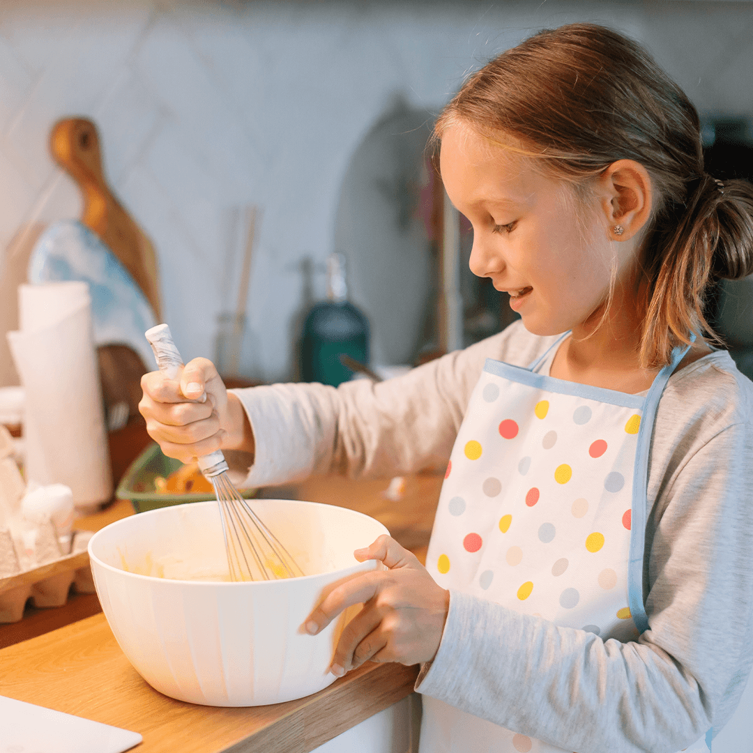 indoor aktiviteter for barn – bake sammen i kjøkkenet