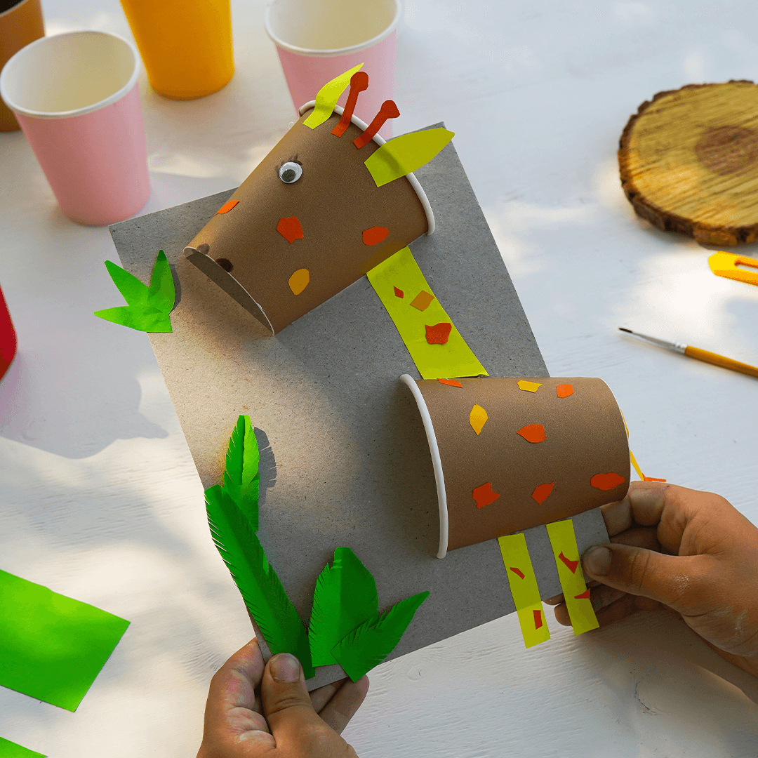 indoor aktiviteter for barn – lag en giraff av pappkopper