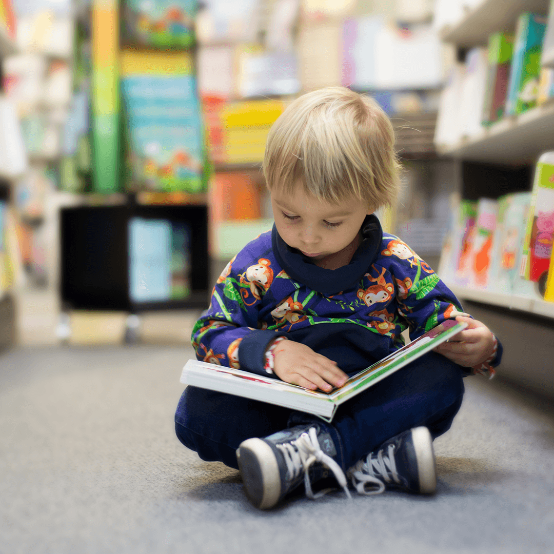 Gutt leser på gulvet – aktiviteter for barn i Stavanger på biblioteket