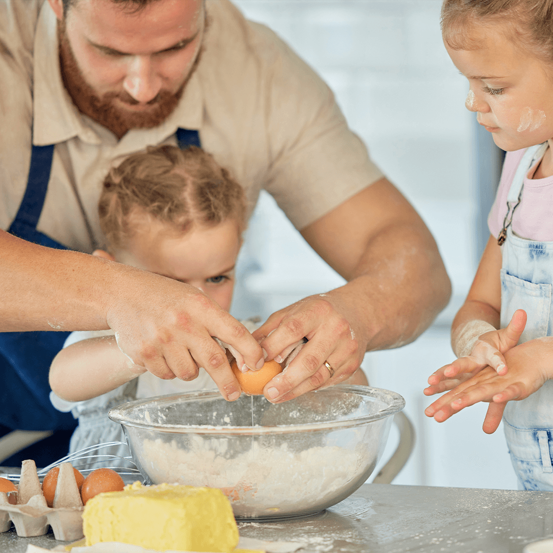 Pappa og barn baker sammen – ting å gjøre med barn når det regner.
