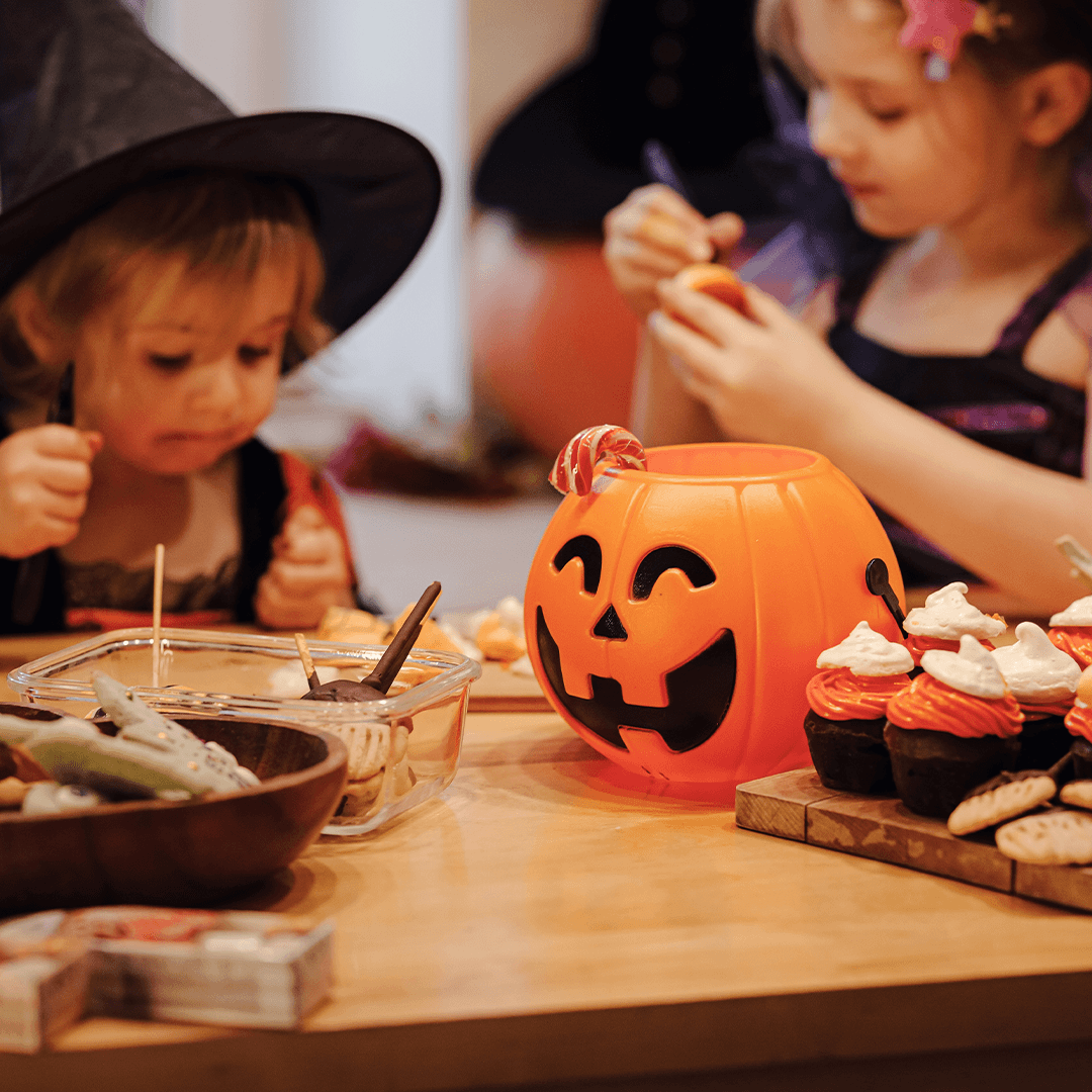 Barn dekorerer halloween-godteri sammen