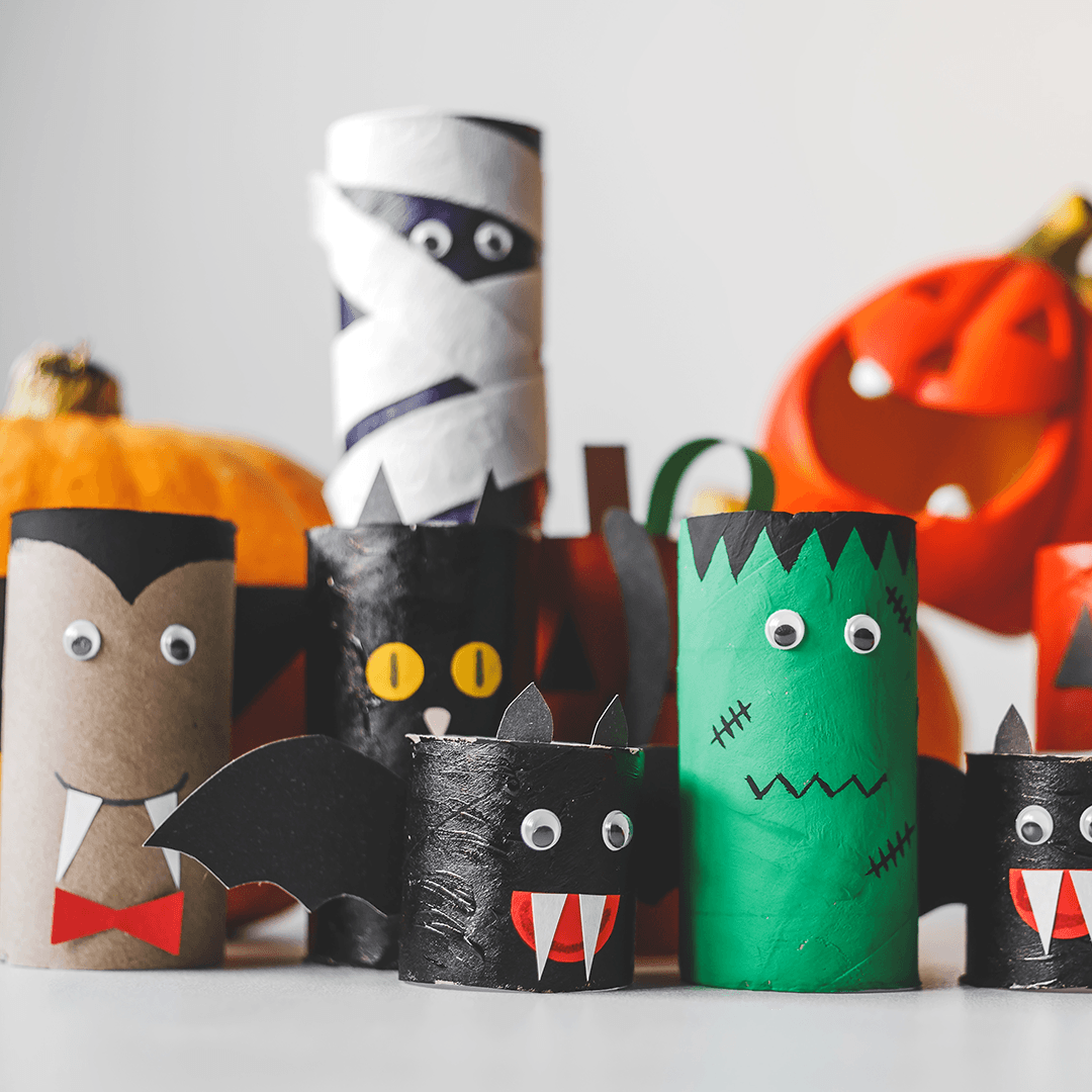 Lagde monstre av doruller til halloweenlek
