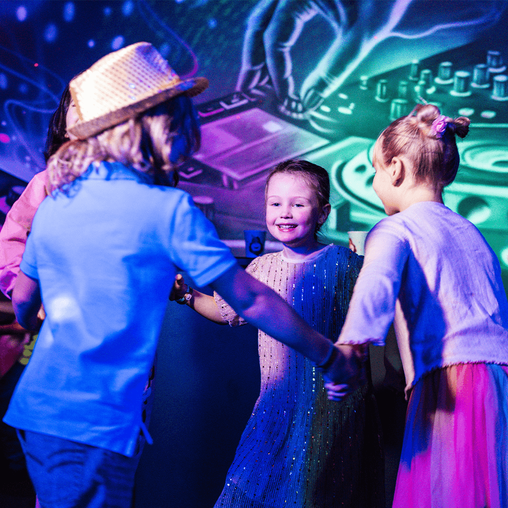 Barnebursdag med diskotema på Leo's Lekeland – barn danser i bursdagsrommet